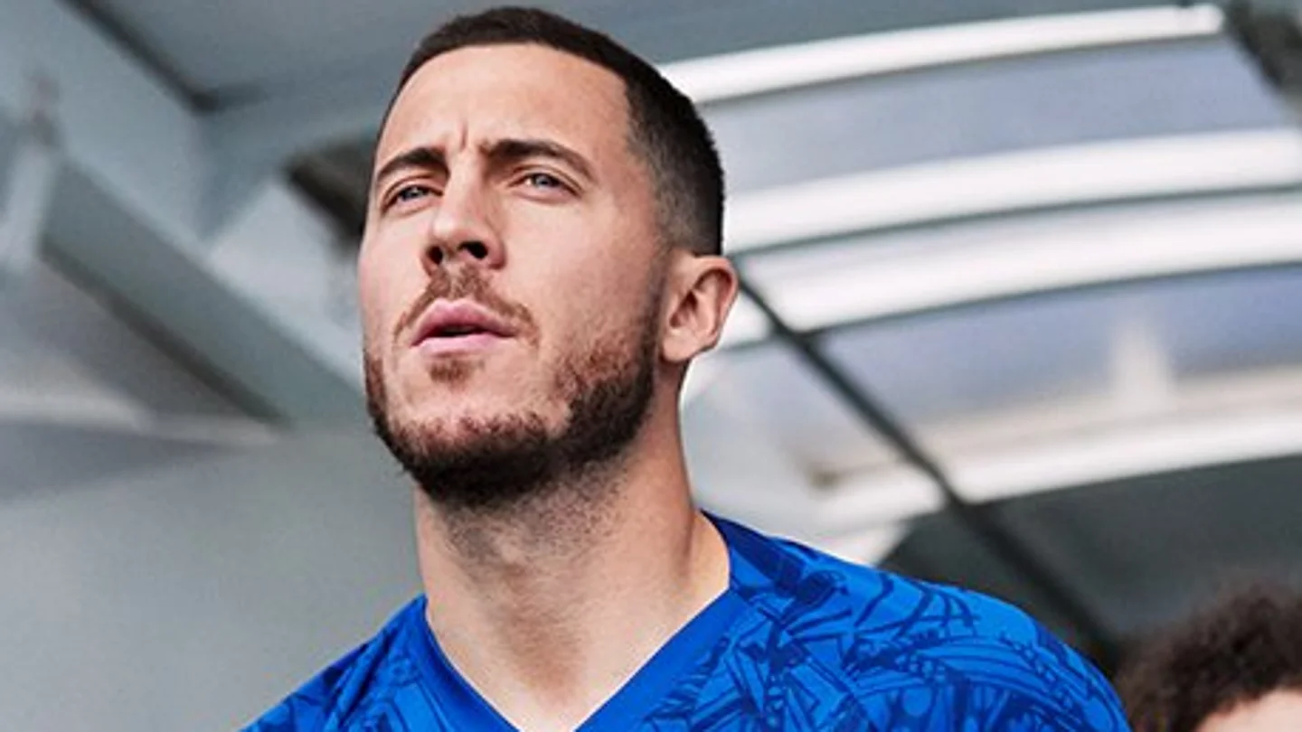 Hazard posando con la nueva camiseta del Chelsea Hazard posando con la nueva camiseta del Chelsea