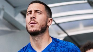 Hazard posando con la nueva camiseta del Chelsea