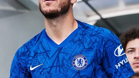 Hazard posando con la nueva camiseta del Chelsea