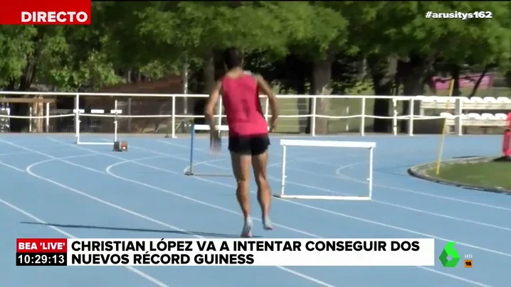 Christian López bate en directo el Récord Guiness de los 100 metros hacia atrás a la pata coja 