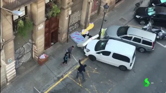 Los vecinos y los 'okupas' de un edificio de Barcelona logran llegar a un acuerdo para que abandonen la vivienda Los vecinos y los 'okupas' de un edificio de Barcelona logran llegar a un acuerdo para que abandonen la vivienda