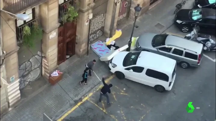 Los vecinos y los 'okupas' de un edificio de Barcelona logran llegar a un acuerdo para que abandonen la vivienda