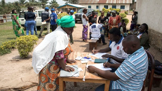 Punto de distribución de ayuda alimentaria del PMA a personas sospechosas de haber estado en contacto con víctimas del ébola en la localidad de Beni, en la República Democrática del Congo Punto de distribución de ayuda alimentaria del PMA a personas sospechosas de haber estado en contacto con víctimas del ébola en la localidad de Beni, en la República Democrática del Congo