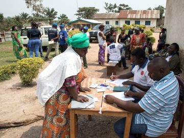Punto de distribución de ayuda alimentaria del PMA a personas sospechosas de haber estado en contacto con víctimas del ébola en la localidad de Beni, en la República Democrática del Congo Punto de distribución de ayuda alimentaria del PMA a personas sospechosas de haber estado en contacto con víctimas del ébola en la localidad de Beni, en la República Democrática del Congo