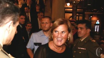 Nuria de Gispert saludando a un militar en un acto del Día de las Fuerzas Armadas en 2015