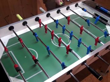 Dos en la izquierda y dos en la derecha: el último Gobierno del PSOE visto como una partida de futbolín Dos en la izquierda y dos en la derecha: el último Gobierno del PSOE visto como una partida de futbolín