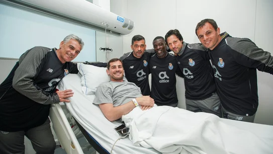 Iker Casillas, en el hospital con sus compañeros Iker Casillas, en el hospital con sus compañeros
