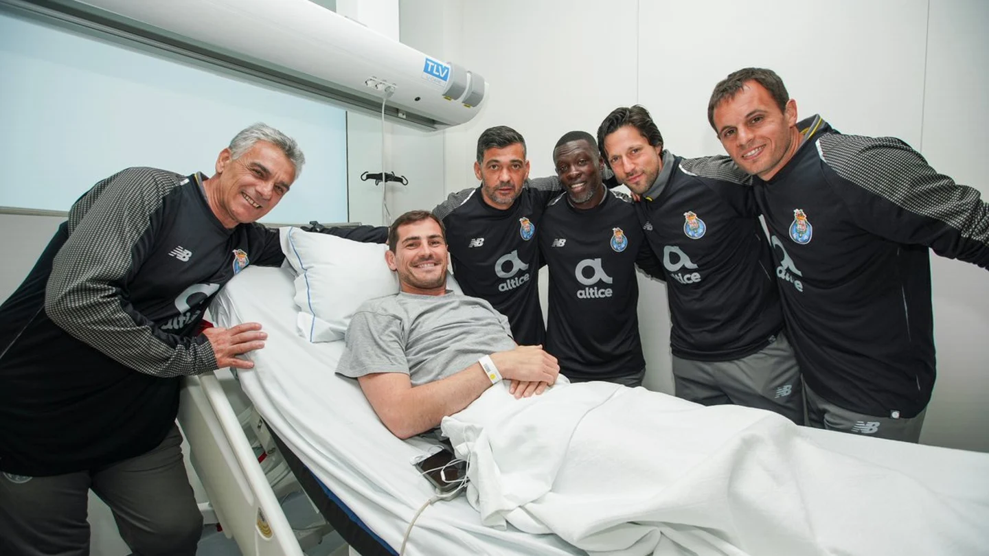 Iker Casillas, en el hospital con sus compañeros Iker Casillas, en el hospital con sus compañeros