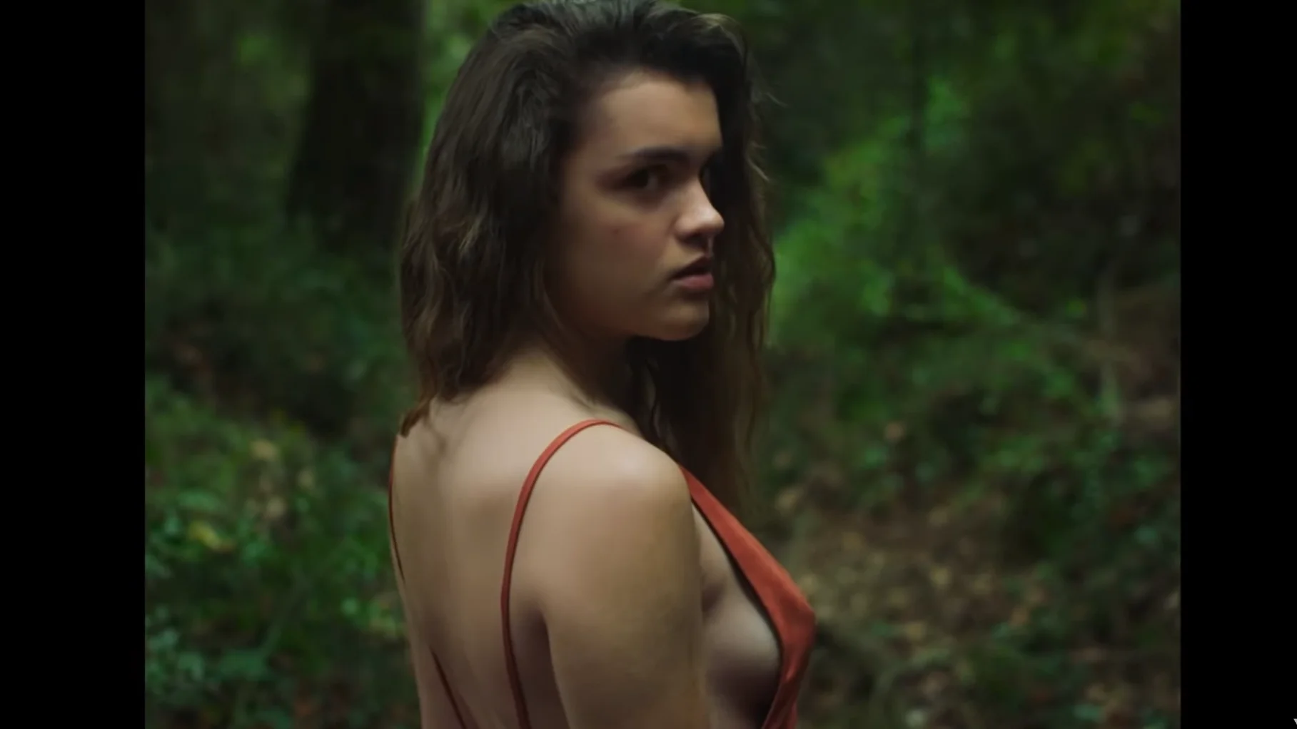 La cantante Amaia Romero en el videoclip de 'El relámpago',