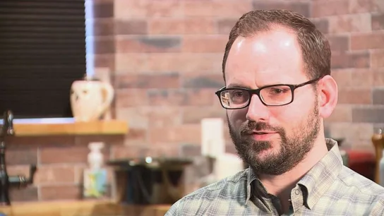 Josh Halder, el hombre que sufrió un derrame cerebral tras estirar el cuello Josh Halder, el hombre que sufrió un derrame cerebral tras estirar el cuello