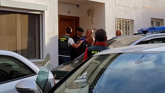 Thomas Handrick arrestado por la Policía, acusado del asesinato de su mujer y uno de sus hijos, Thomas Handrick arrestado por la Policía, acusado del asesinato de su mujer y uno de sus hijos,