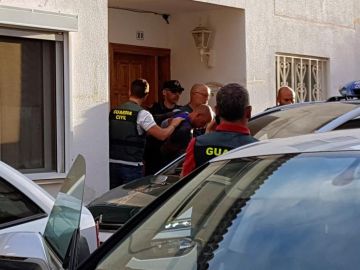Thomas Handrick arrestado por la Policía, acusado del asesinato de su mujer y uno de sus hijos, Thomas Handrick arrestado por la Policía, acusado del asesinato de su mujer y uno de sus hijos,