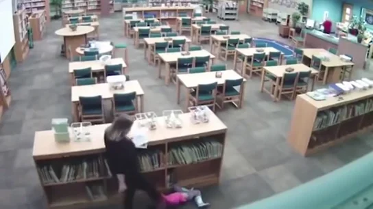 El duro vídeo que muestra a una profesora dando una patada a una niña de cinco años El duro vídeo que muestra a una profesora dando una patada a una niña de cinco años