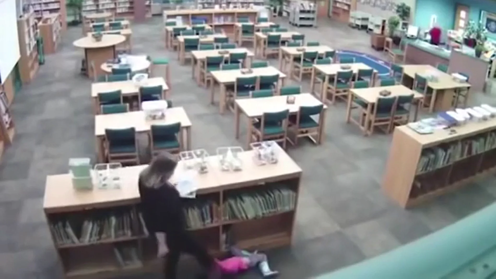 El duro vídeo que muestra a una profesora dando una patada a una niña de cinco años