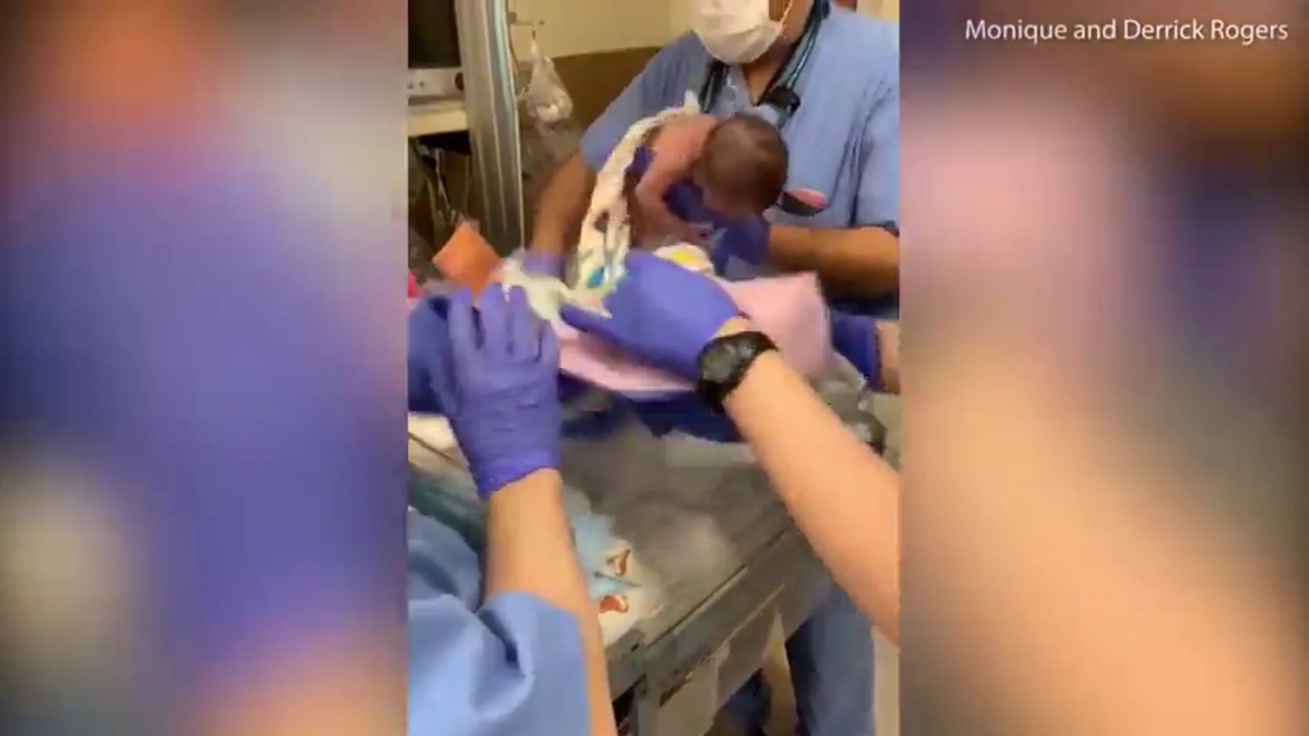El impactante vídeo por el que los padres de un bebé denuncian a un hospital: se escurre de las manos del enfermero y se golpea con la camilla