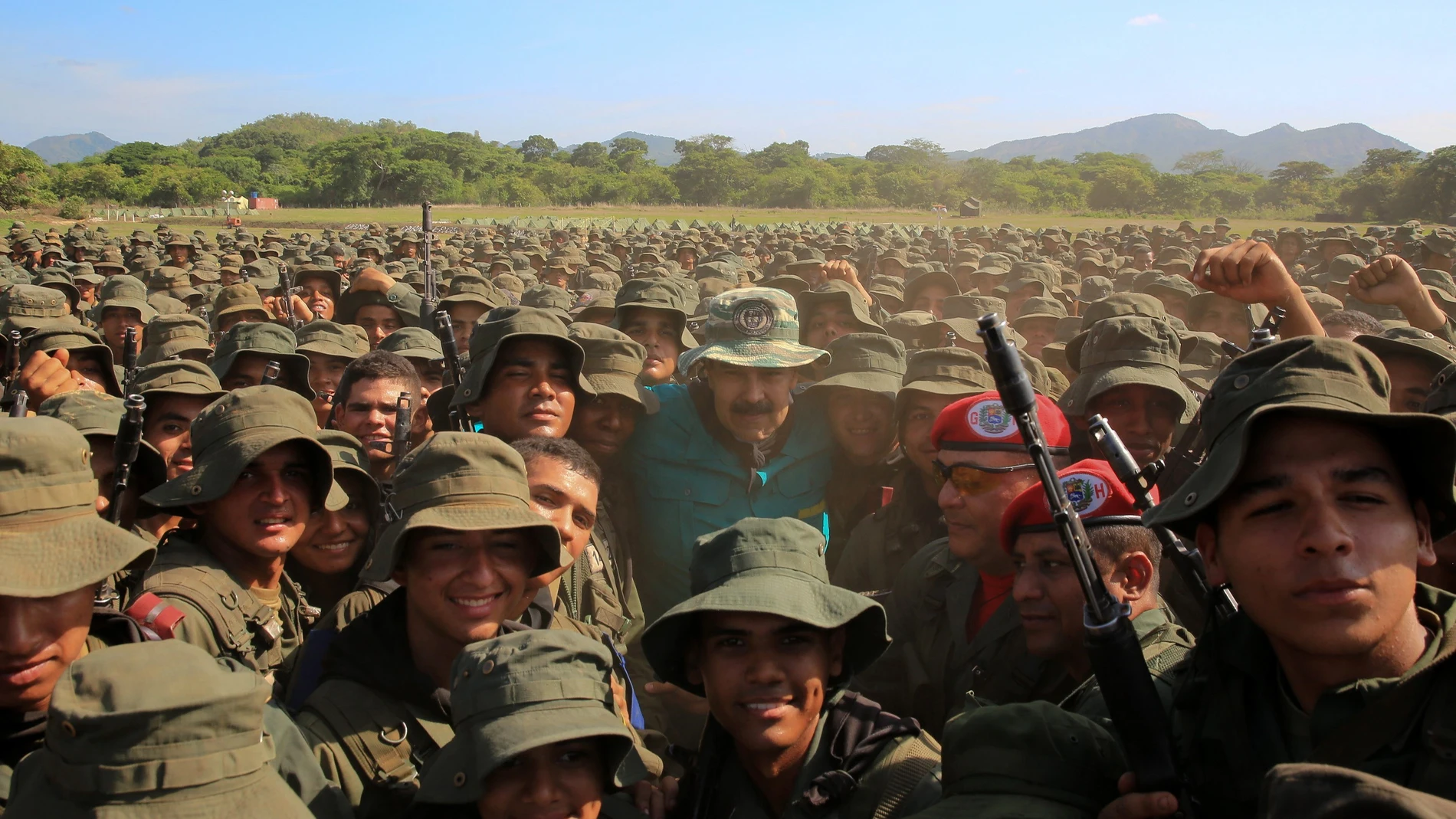 Nicolás Maduro con parte de su Ejército
