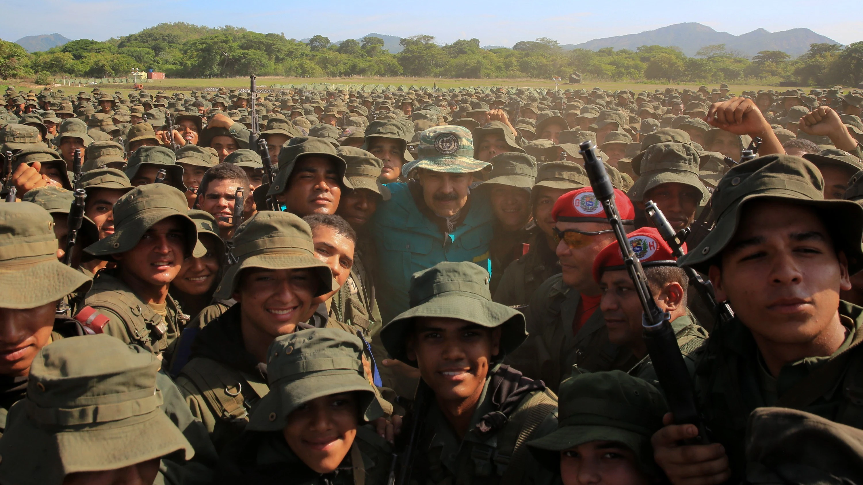 Nicolás Maduro con parte de su Ejército