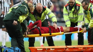 Salah, retirado en camilla en el partido del Liverpool