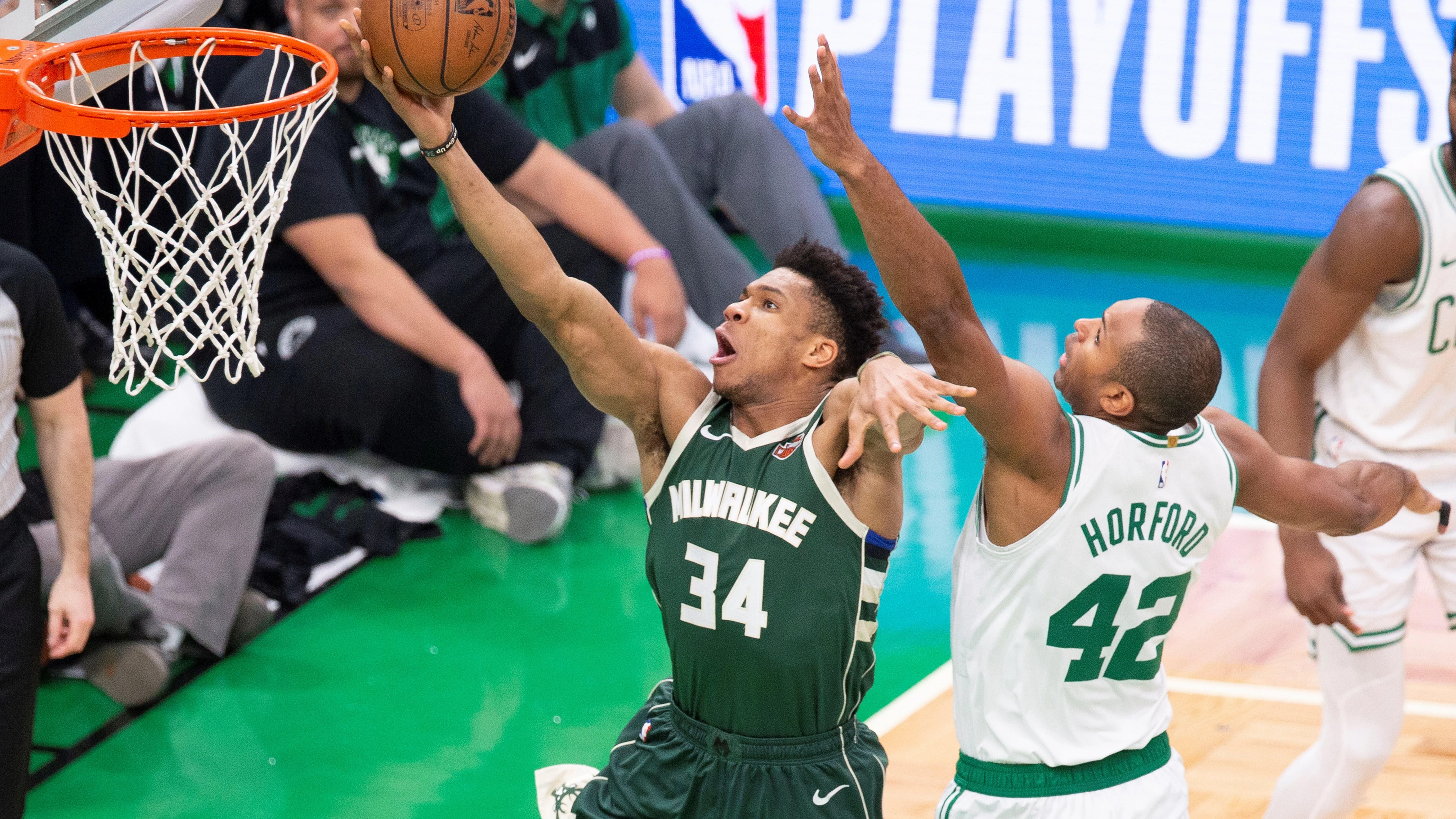 Antetokounmpo intenta anotar ante la defensa de Al Horford