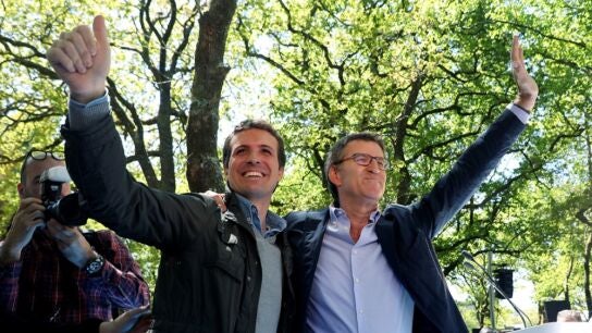 Casado y Feij&oacute;o en un acto del PP en Santiago