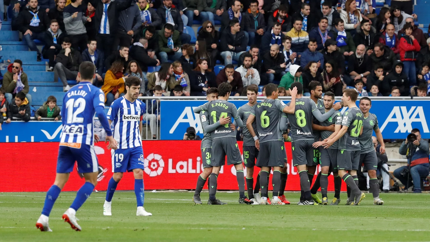 Los futbolistas de la Real Sociedad celebran el gol en Mendizorroza Los futbolistas de la Real Sociedad celebran el gol en Mendizorroza
