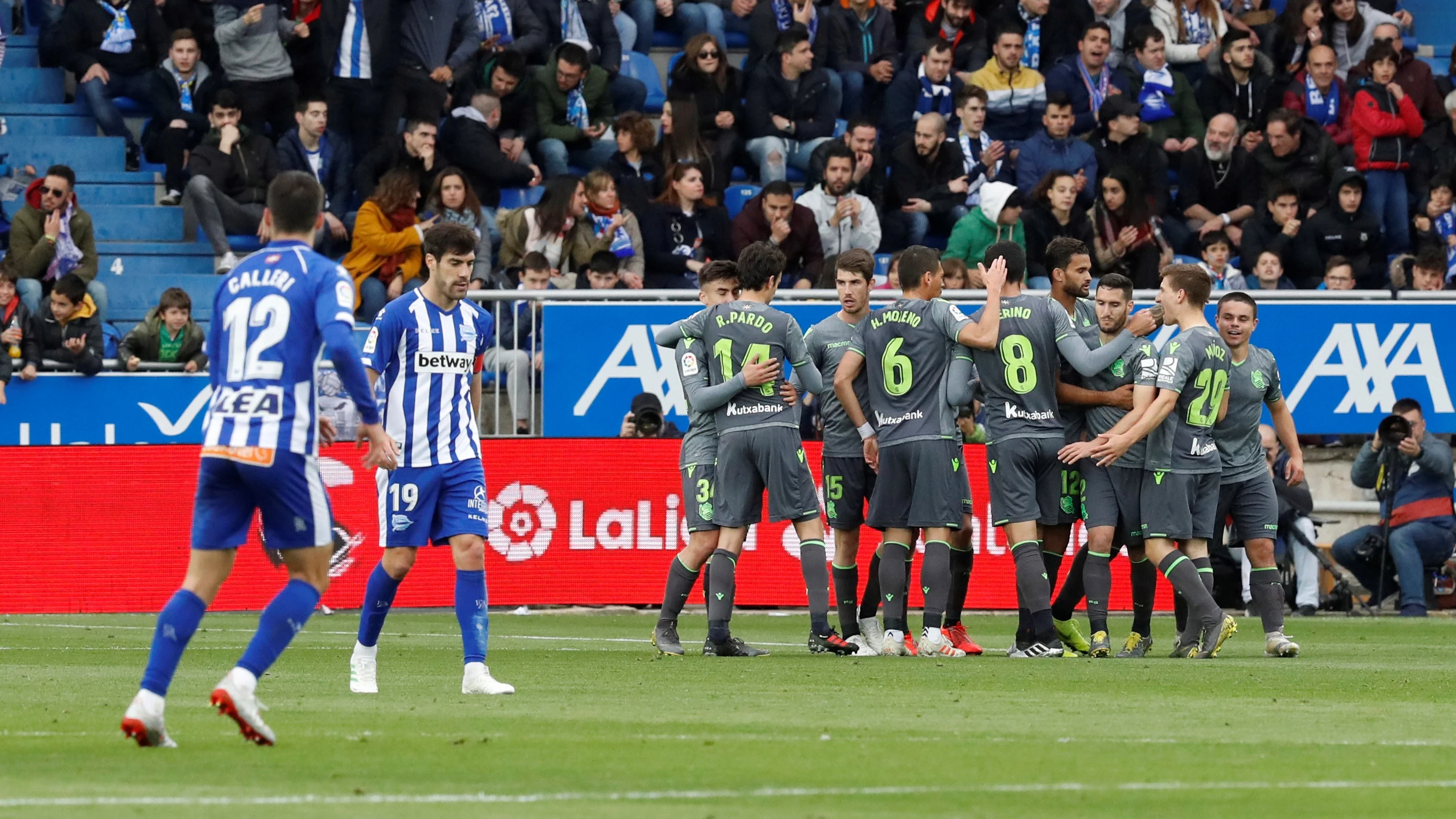 Los futbolistas de la Real Sociedad celebran el gol en Mendizorroza