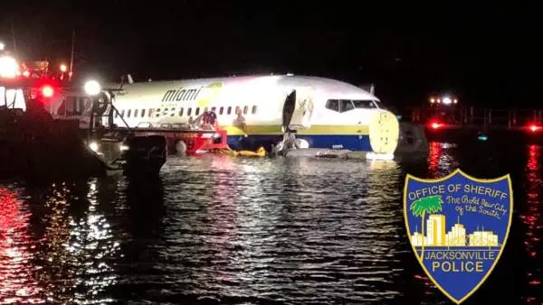 Imagen del avión que ha terminado en el río St. Johns