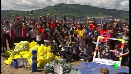 Tubos, triciclos, pivotes de carreteras y hasta ruedas: Getxo recoge 850 kilos de plástico de la playa de Arrigunaga Tubos, triciclos, pivotes de carreteras y hasta ruedas: Getxo recoge 850 kilos de plástico de la playa de Arrigunaga