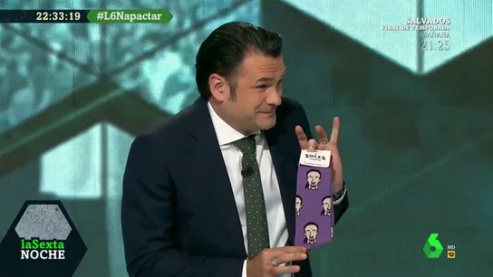 Iñaki López regala a Inda y Marhuenda unos calcetines de Pablo Iglesias y Pedro Sánchez Iñaki López regala a Inda y Marhuenda unos calcetines de Pablo Iglesias y Pedro Sánchez