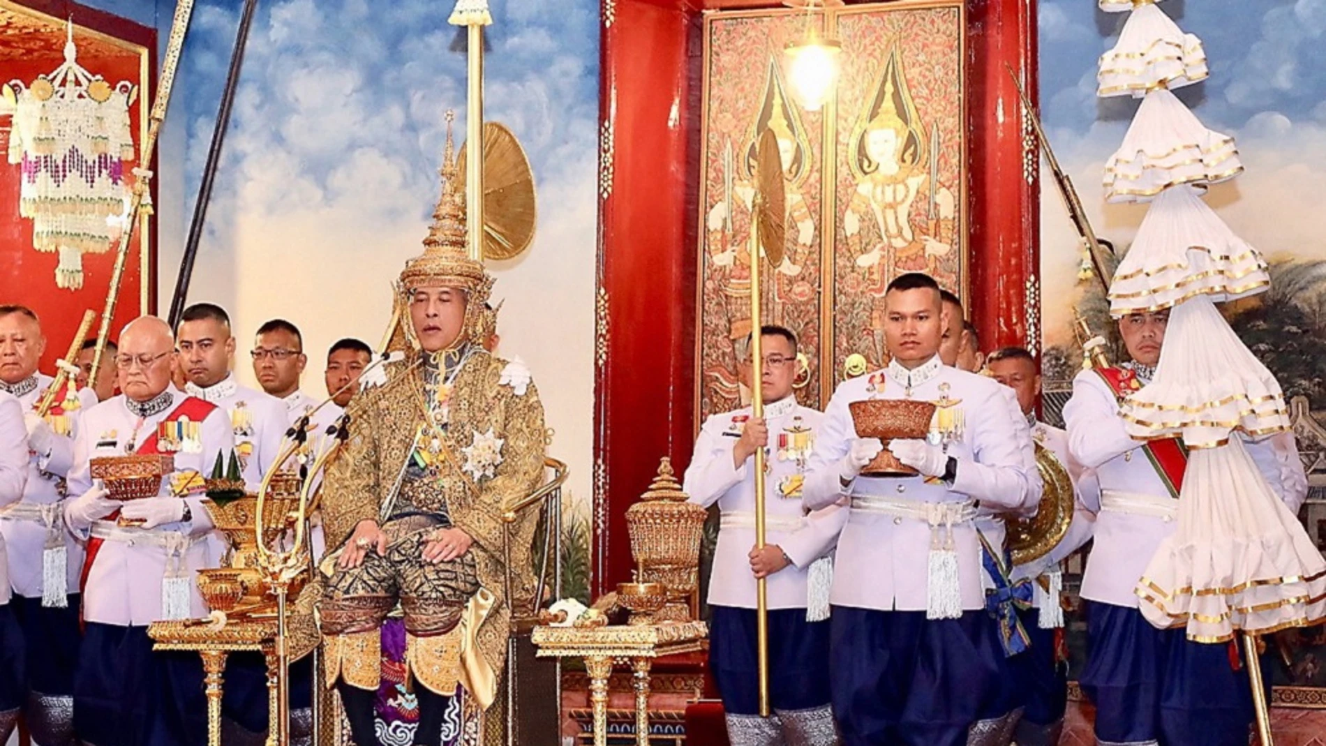 Vajiralongkorn es coronado cuatro años después de ser proclamado rey de Tailandia