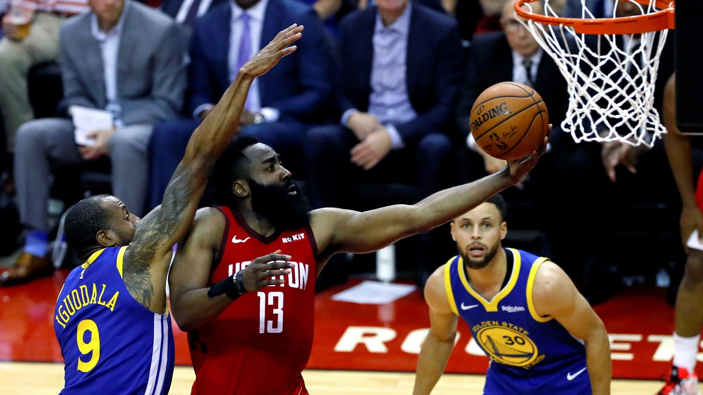 James Harden intenta anotar ante los Warriors James Harden intenta anotar ante los Warriors