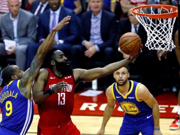 James Harden intenta anotar ante los Warriors James Harden intenta anotar ante los Warriors