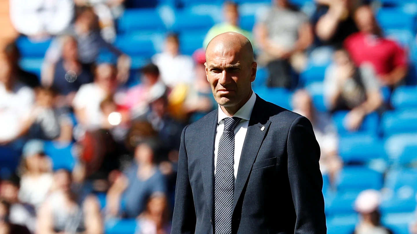 Zinedine Zidane, con gesto serio en la banda técnica Zinedine Zidane, con gesto serio en la banda técnica
