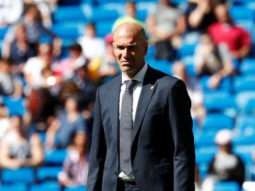 Zinedine Zidane, con gesto serio en la banda técnica Zinedine Zidane, con gesto serio en la banda técnica