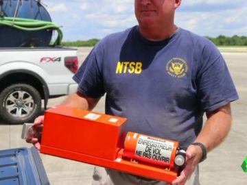 Recuperan la caja negra del Boeing 737 que acabó en un río de Florida tras salirse de la pista Recuperan la caja negra del Boeing 737 que acabó en un río de Florida tras salirse de la pista