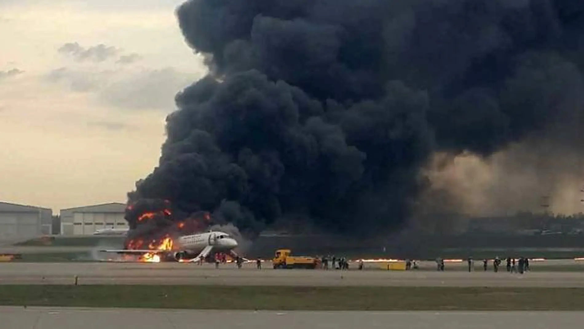 El avión en llamas en Moscú