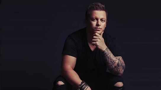 Muere el DJ Adam Sky tras romper una puerta de cristal para ayudar a una mujer que se cayó por el balcón Muere el DJ Adam Sky tras romper una puerta de cristal para ayudar a una mujer que se cayó por el balcón