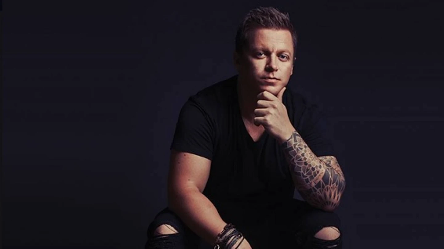 Muere el DJ Adam Sky tras romper una puerta de cristal para ayudar a una mujer que se cayó por el balcón Muere el DJ Adam Sky tras romper una puerta de cristal para ayudar a una mujer que se cayó por el balcón