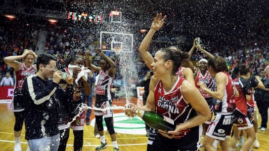 Las jugadoras del Spar CityLift Girona celebran la victoria sobre el Perfumer&iacute;as Avenida tras el segundo partido de la final de la Liga D&iacute;a de baloncesto femenino que se jug&oacute; esta tarde en el pabell&oacute;n municipal de Girona-Fontajau
