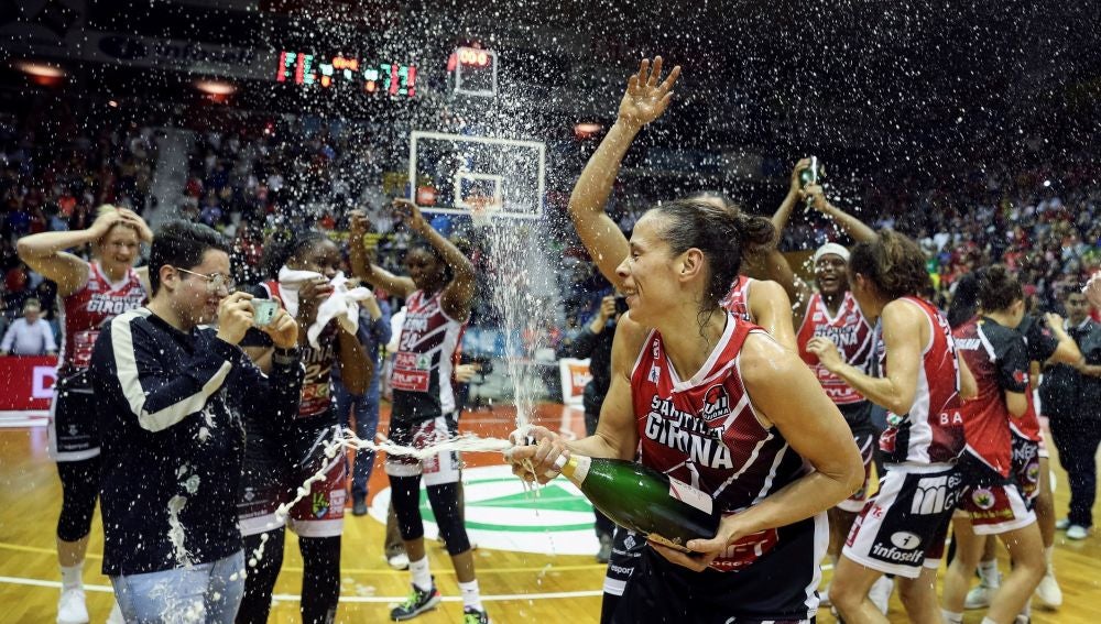 Las jugadoras del Spar CityLift Girona celebran la victoria sobre el Perfumerías Avenida tras el segundo partido de la final de la Liga Día de baloncesto femenino que se jugó esta tarde en el pabellón municipal de Girona-Fontajau