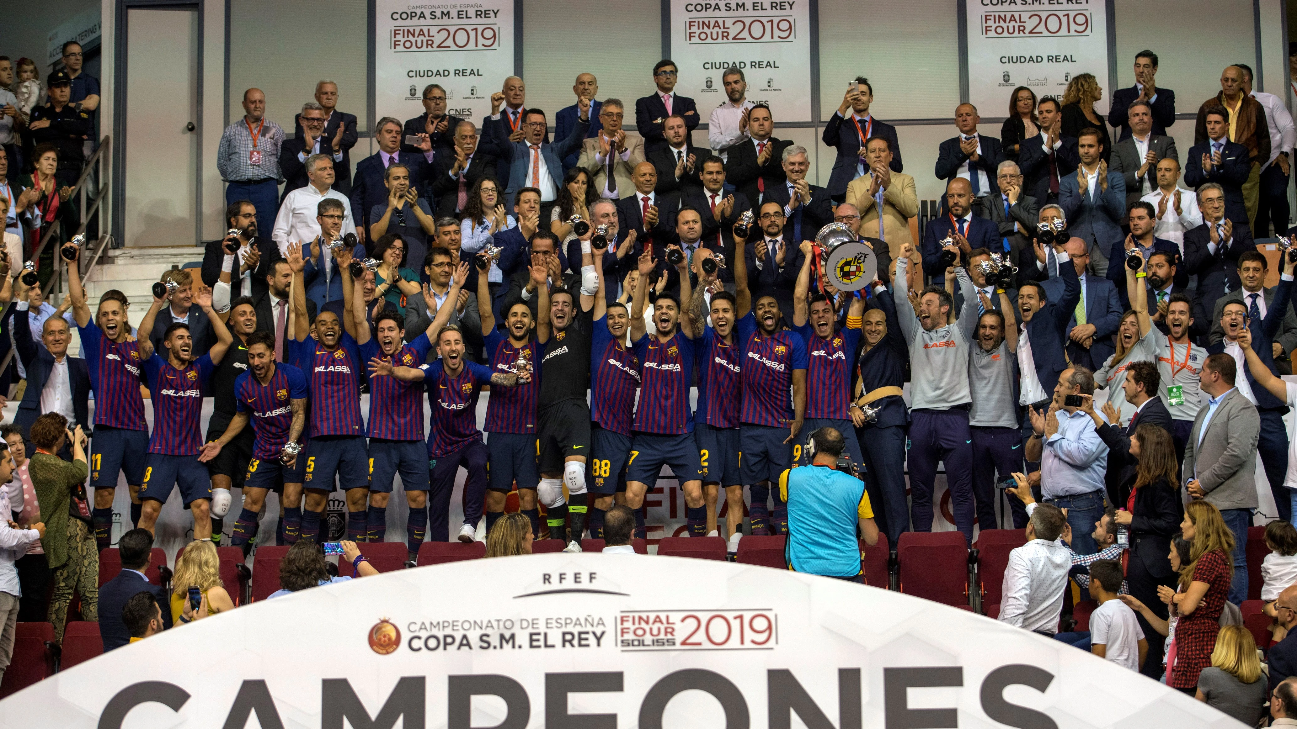 El Barça Lassa levanta la Copa del Rey de fútbol sala El Barça Lassa levanta la Copa del Rey de fútbol sala