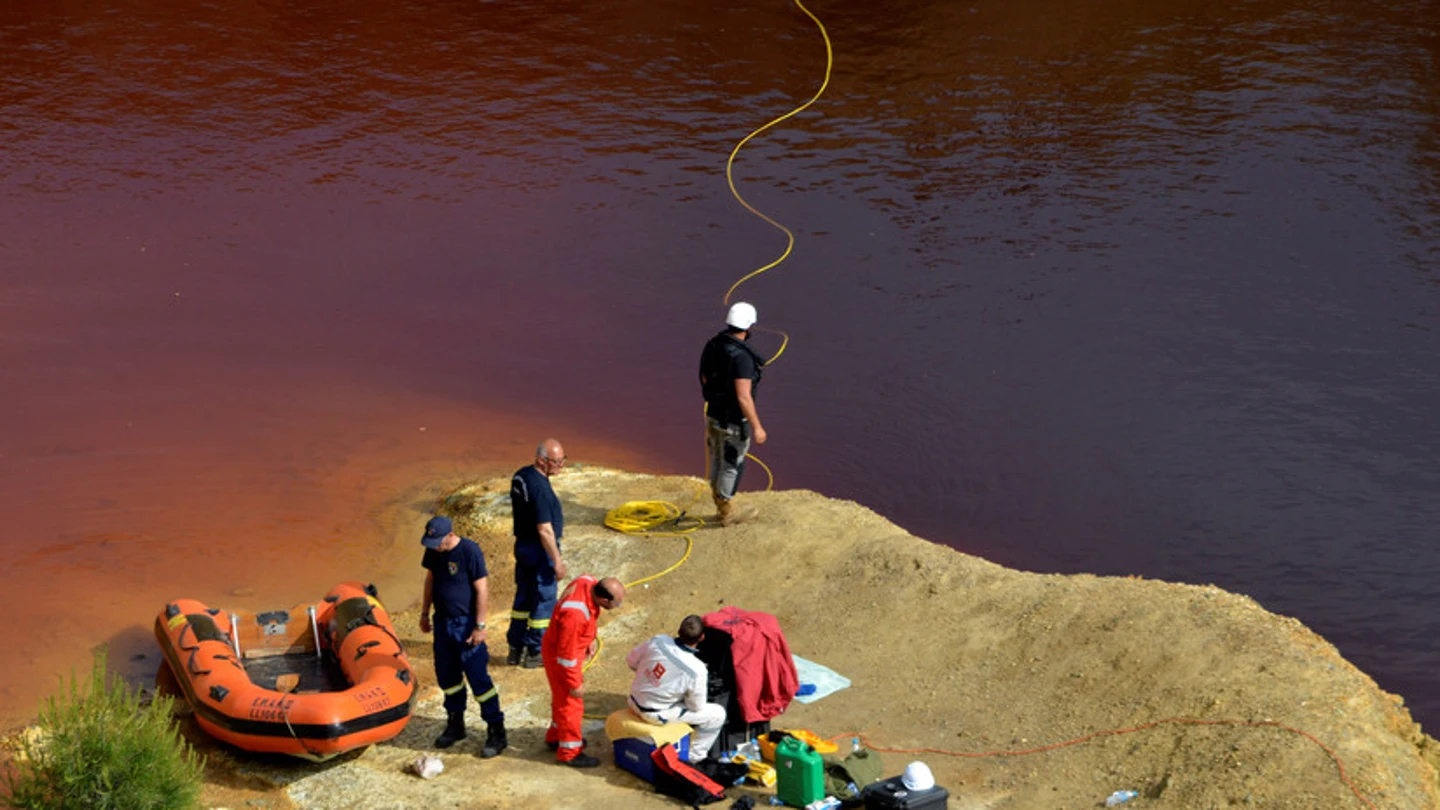 La Policía forense rastrea el lago de Mitsero en busca de cadáveres. La Policía forense rastrea el lago de Mitsero en busca de cadáveres.