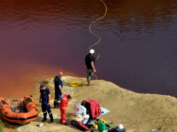 La Policía forense rastrea el lago de Mitsero en busca de cadáveres. La Policía forense rastrea el lago de Mitsero en busca de cadáveres.