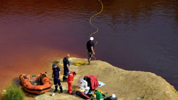 La Policía forense rastrea el lago de Mitsero en busca de cadáveres. 