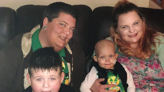 Imagen de las dos madres con la niña con cáncer Imagen de las dos madres con la niña con cáncer