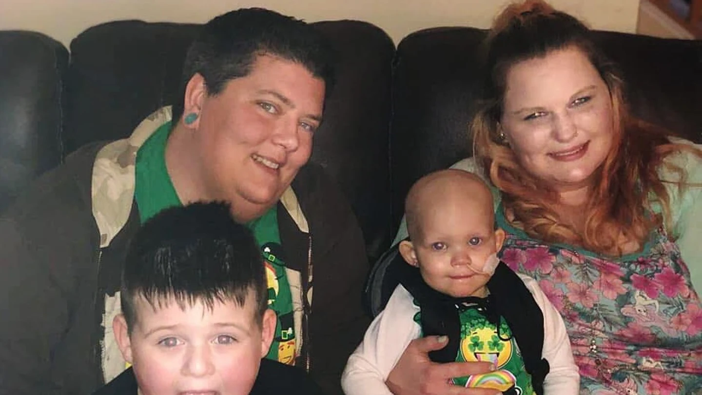 Imagen de las dos madres con la niña con cáncer Imagen de las dos madres con la niña con cáncer
