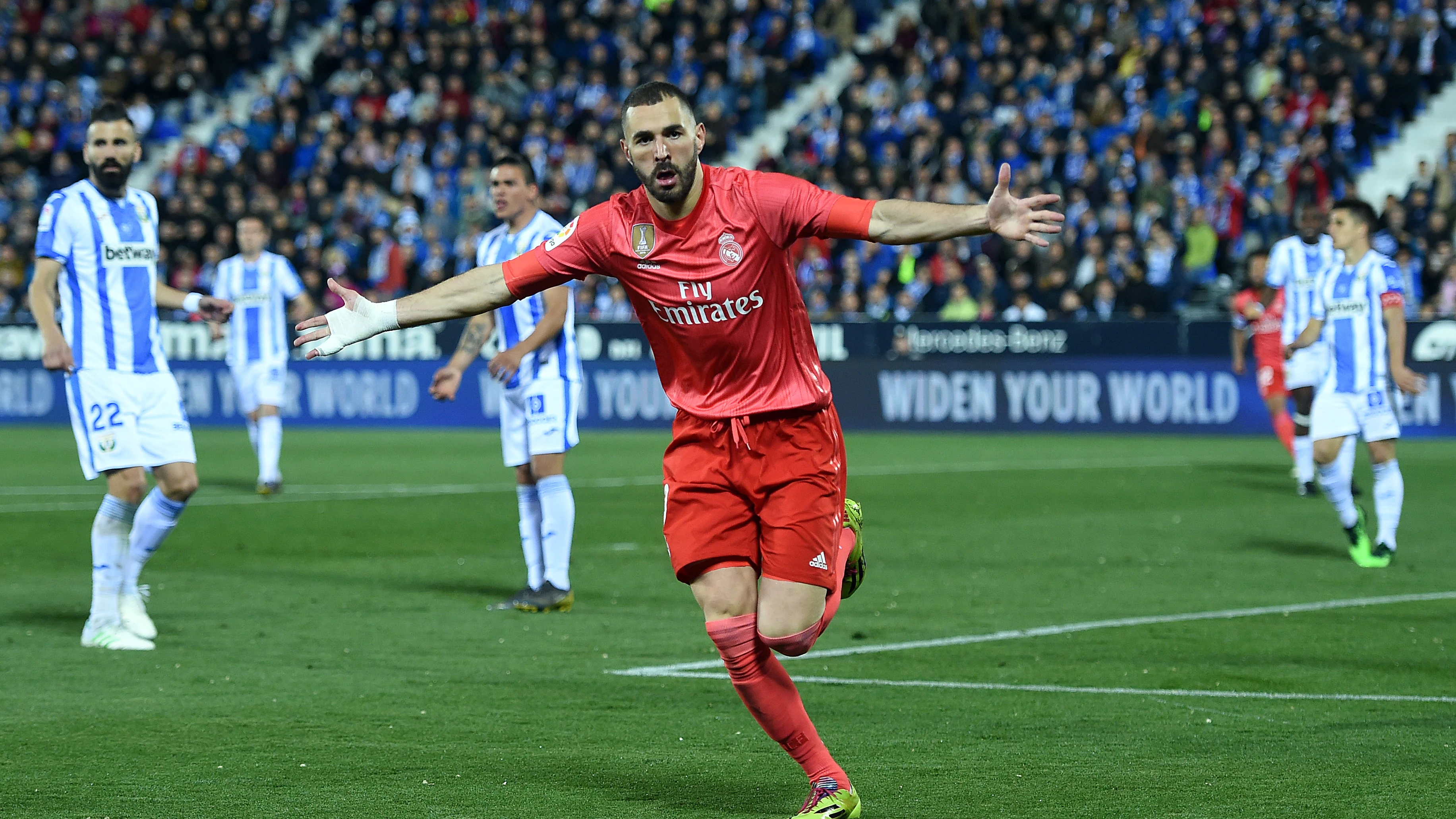 Karim Benzema celebra uno de sus goles con el Real Madrid