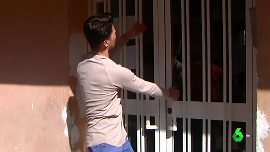 Unos vecinos retienen a un hombre en un edificio para salvar a su pareja de una agresión machista Unos vecinos retienen a un hombre en un edificio para salvar a su pareja de una agresión machista