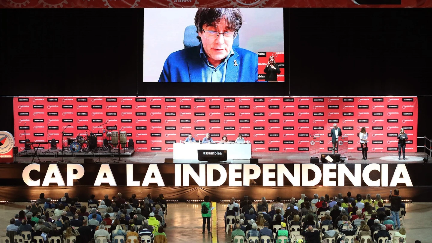 Intervención telemática de Carles Puigdemont durante la Asamblea General Intervención telemática de Carles Puigdemont durante la Asamblea General