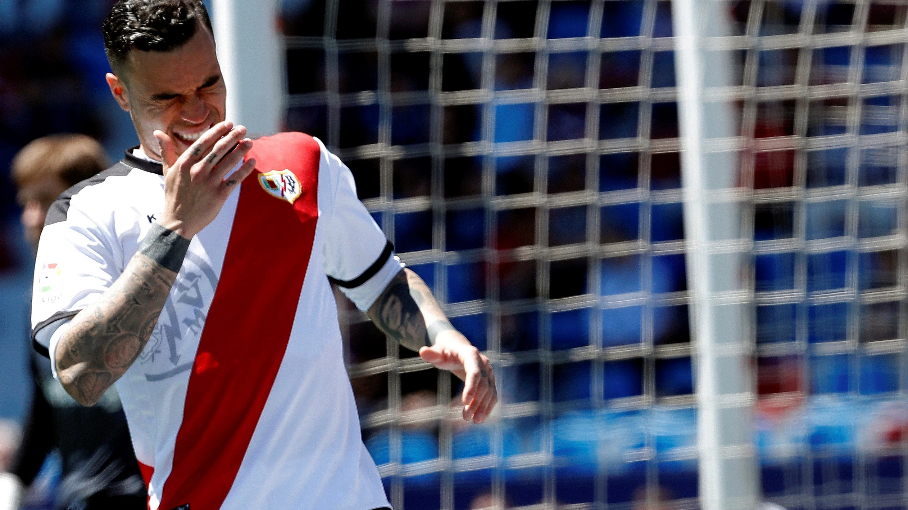Raúl de Tomás se lamenta en un partido con el Rayo Vallecano